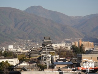 ビル屋上からの東山の一望です。真ん中には松本城、正面には美ヶ原